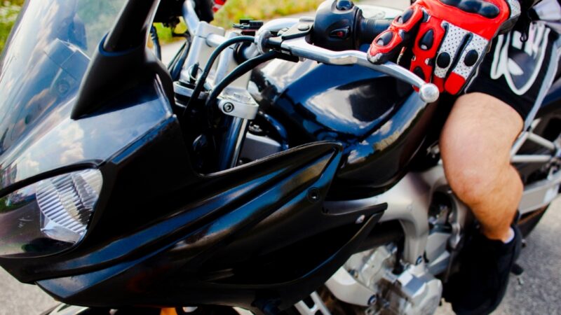 Skutki braku trzeźwości kierowców – poważny wypadek motocyklowy w Gostyniu