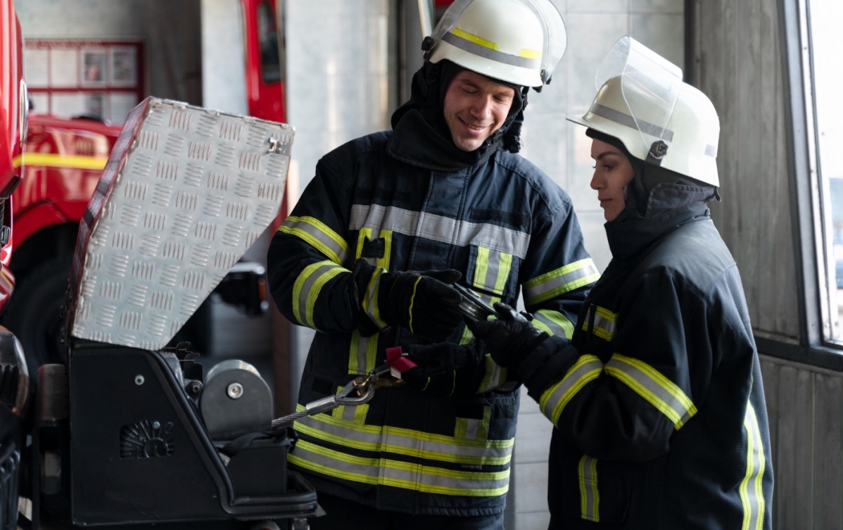 Wzmocnienie kompetencji ratowników w obszarze pojazdów elektrycznych – szkolenie dla strażaków w Gostyniu