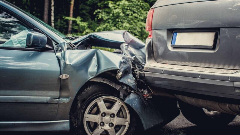 Tragiczna podróż młodego kierowcy na trasie Gostyń-Kunowo: kolizja trzech samochodów