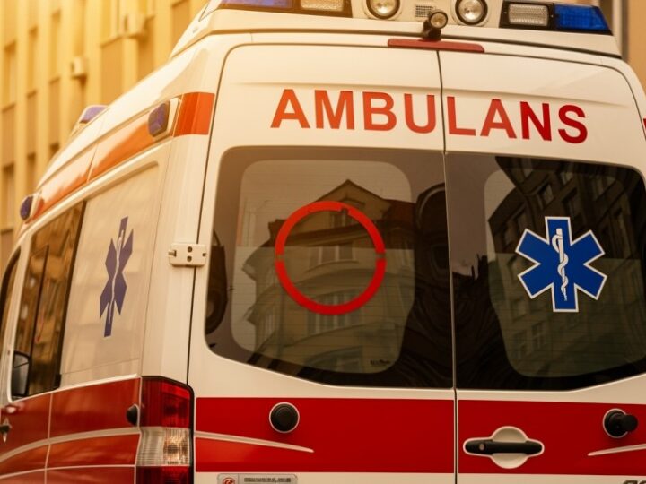 Kobieta, która wezwała pomoc dla matki, zaatakowała ratowników medycznych