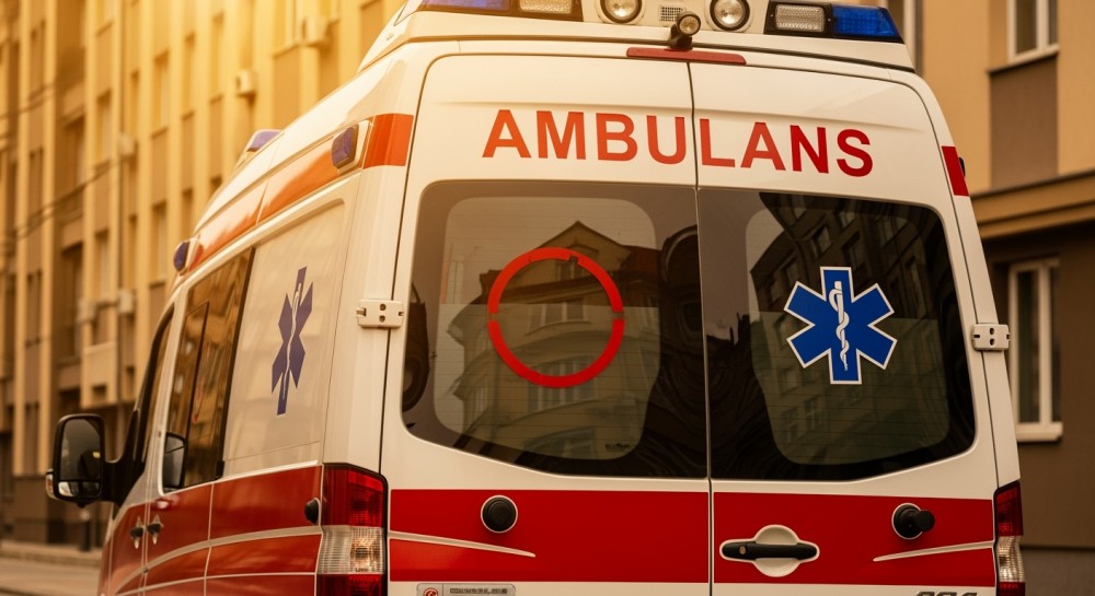 Kobieta, która wezwała pomoc dla matki, zaatakowała ratowników medycznych