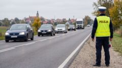 Auto w płocie w Łęce Małej, wcześniej alarm na stacji